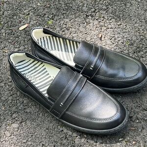 Taos Women’s Black Loafers size 7.5